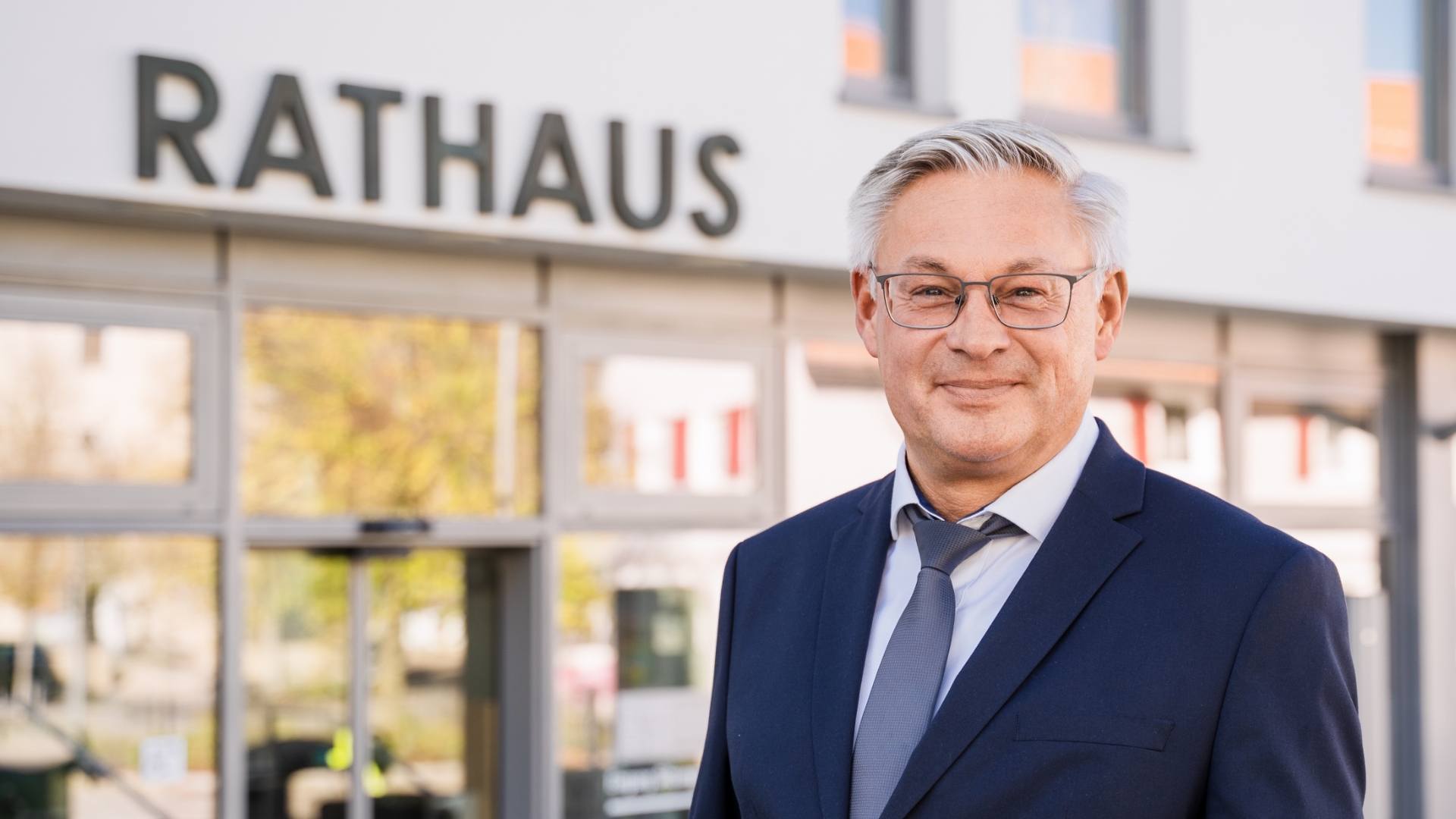 Herbert Juhn vor Rathaus in Bad Ditzenbach